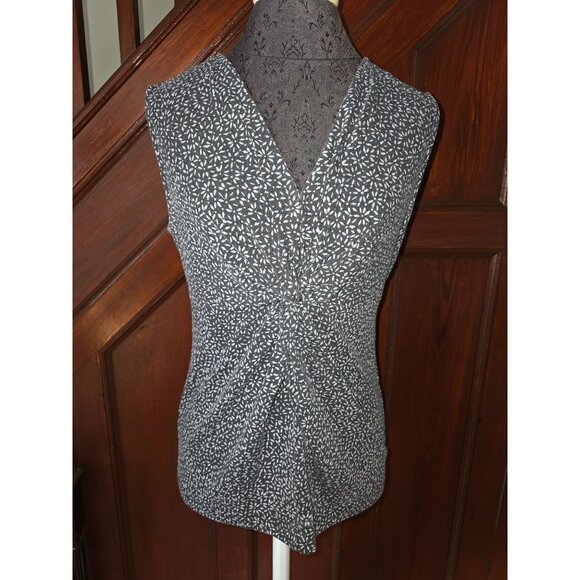 Eddie Bauer Womens Sleeveless V-Neck Top Size L Gray/White Floral Print - Picture 1 of 6